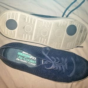 Skechers woven light weight sneakers.